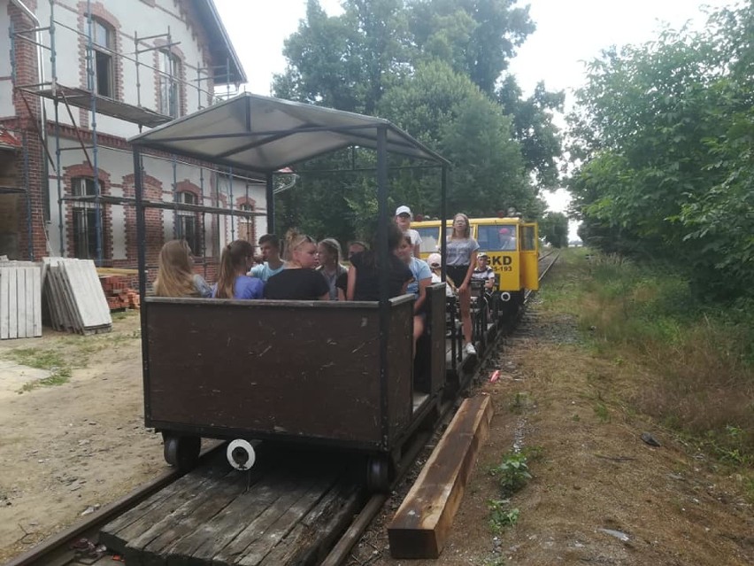 Ujazd: postępuje remont dworca. Przy nieczynnej linii kolejowej do Kościana dzieje się, drezyny nadal kursują