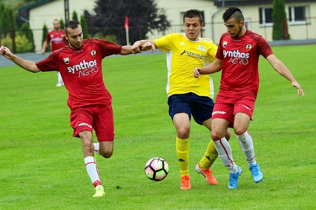 Damian Rybacki (w środku) otworzył wynik w Ostaszewie.