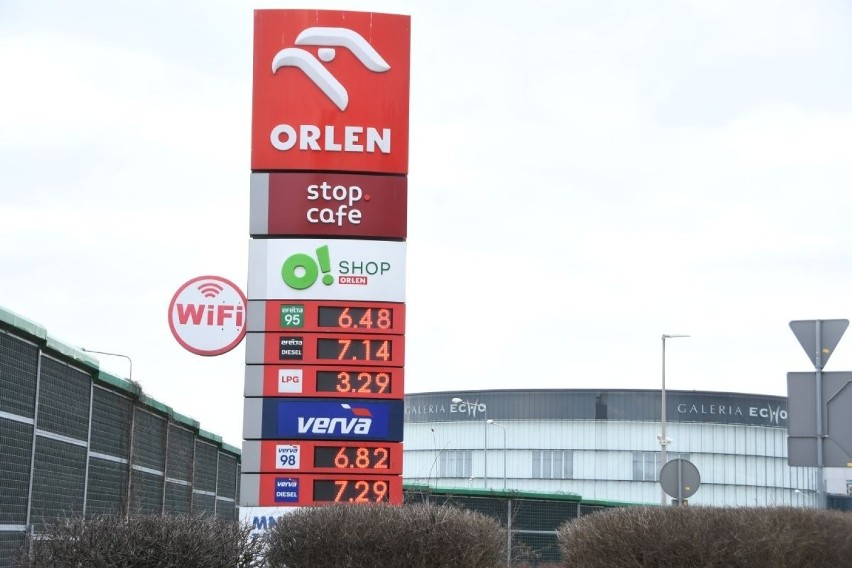 Na zdjęciu ceny ze stacji paliw Orlen na kieleckim...