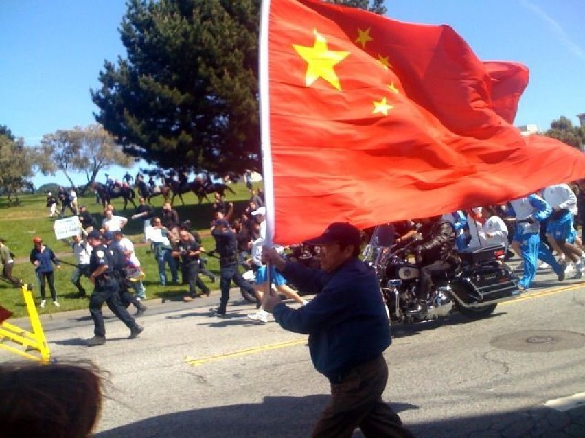 Chińska flaga na trasie ognia olimpijskiego w San Francisco...
