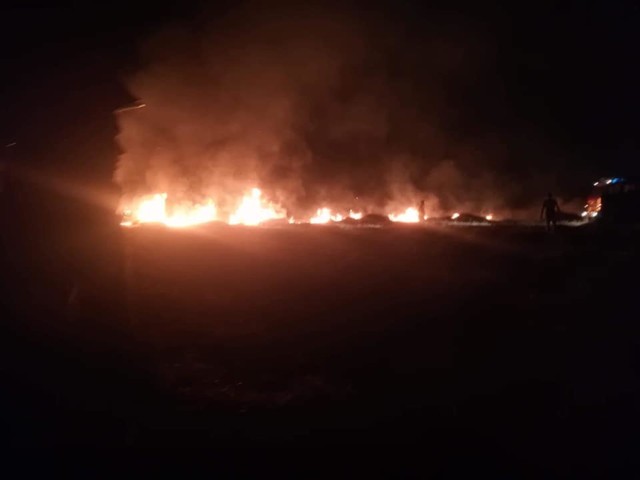 Nocny pożar słomy w Międzychodzie - spaliło się około 20 balotów (30.08.2019) - zdjęcie ilustracyjne.