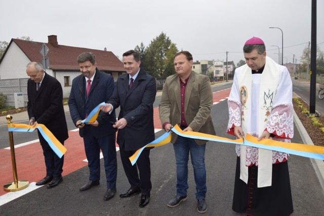 W piątek, 25 października odbyło się uroczyste otwarcie ulicy Kozietulskiego. Przypomnijmy, że od maja ulica ta była w przebudowie, a na jej skrzyżowaniu z ul. 1 Maja powstało rondo. Inwestycja kosztowała ponad 11,1 mln zł, a jej dofinansowanie wyniosło 2 mln zł.