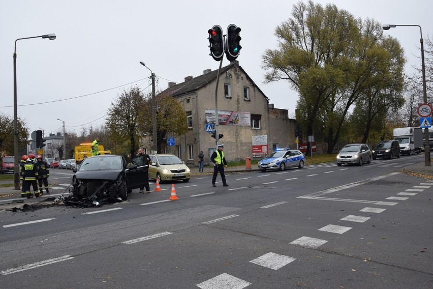 Wypadek na skrzyżowaniu Łódzkiej i Dąbrowskiego w Zduńskiej Woli [zdjęcia]