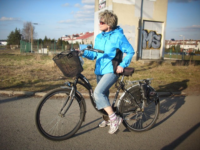 Jakież to proste- zabrać rower, rolki wrzucić na bagażnik i ruszyć z domu, aby korzystać ze słońca i świeżego powietrza.