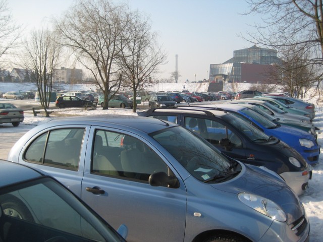 Parking położony w pobliżu ulicy Zarugiewicza między godzinami 7.30 a 15.30 w dni robocze wypełniony jest samochodami osobowymi