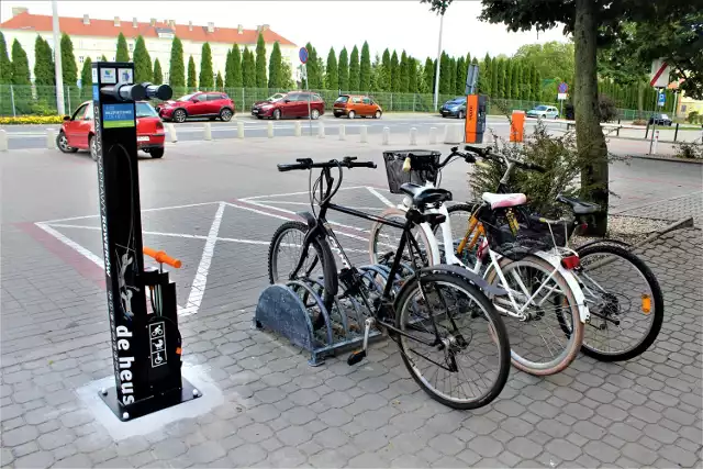 Miasto za stacje naprawy rowerów nic nie zapłaci. To projekt firmy De Heus pn. "Działamy i wspieramy".