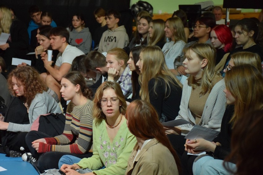 „Bezpieczne miejsce”  w II LO. Spektakl na szkolnych deskach. Kolejna odsłona Teatru Polska w Koninie [ZDJĘCIA]
