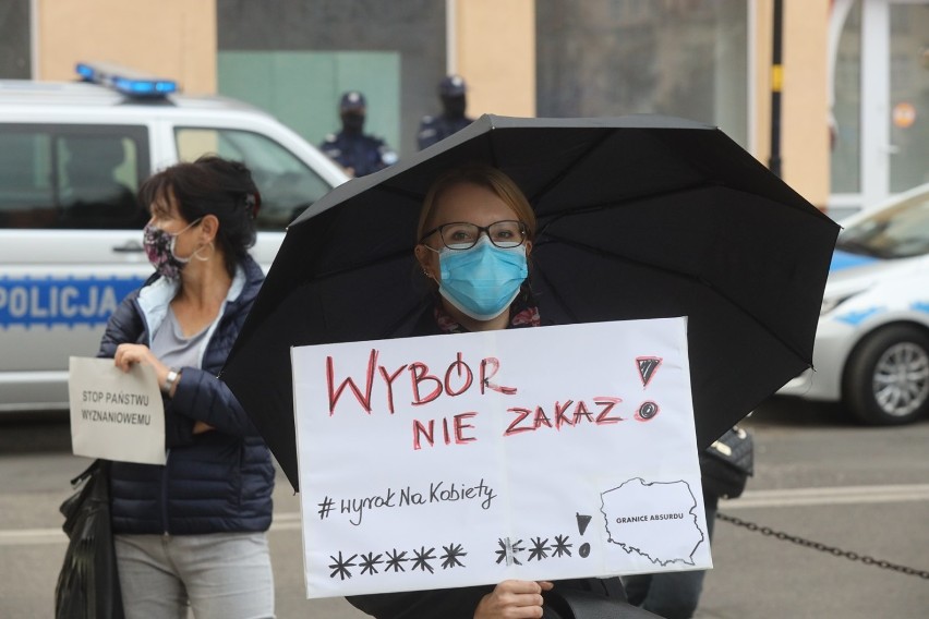 Zobacz jakie hasła na sztandarach niosą legniczanie. Protesty trwają od 4 dni!