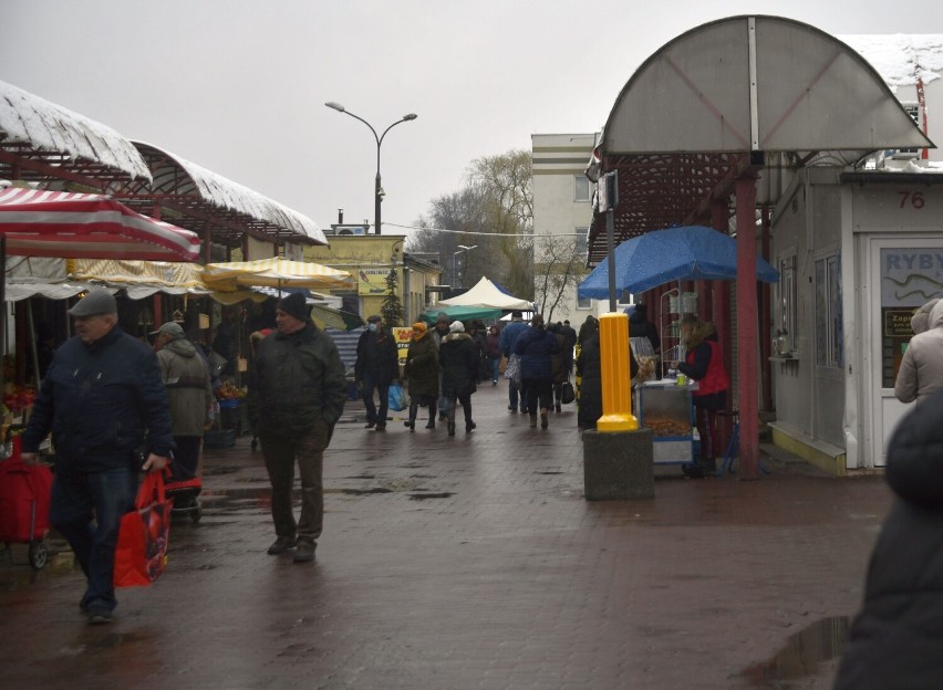 Czwartek to dzień targowy na targowisku Korej w Radomiu....