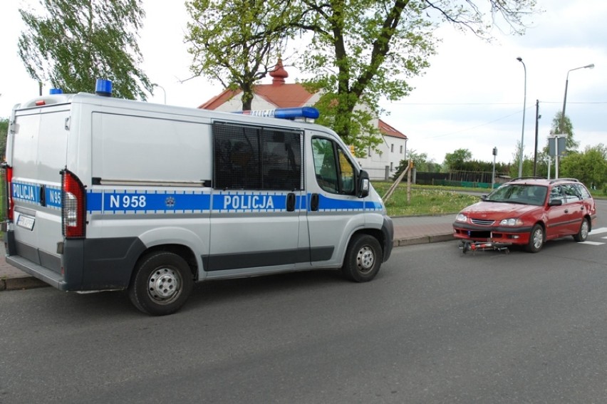 Potrącenie rowerzystki w Człuchowie. Kobieta trafiła do szpitala ze złamaniem nogi