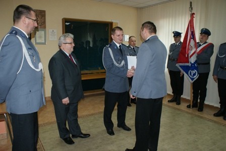 Złożenie roty ślubowania i wręczenie legitymacji służbowych, to początek służby trojga policjantów w szeregach łęczyckich funkcjonariuszy. Teraz czeka ich kilkumiesięczne przeszkolenie, po którym powrócą służyć dla bezpieczeństwa mieszkańców naszego powiatu.
 
Po uroczystym ślubowaniu, złożonym w świetlicy łęczyckiej komendy policji w obecności kierownictwa, mł. insp. Paweł Karolak wręczył świadectwo ukończenia szkoły oficerskiej zastępcy naczelnika prewencji asp. szt. Arkadiuszowi Pęczkowi. 

Źródło: KPP Łęczyca