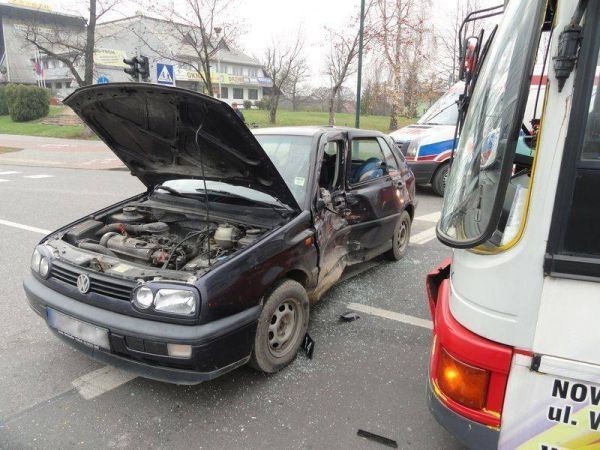 Nowy Sącz: miejski autobus rozbity na rondzie  [ZDJĘCIA]