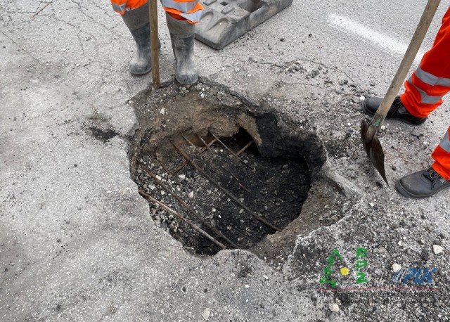 Na ulicy Wrzosowej w Kielcach na jezdni pojawiło się zapadlisko, kierowcy powinni jechać ostrożnie w rejonie zatoki autobusowej. Naprawa zaczęła się w poniedziałek, ale prace będą jeszcze prowadzone we wtorek.