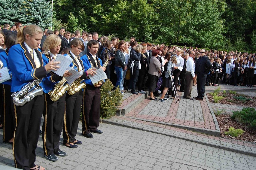 Człuchów. Wojewódzkiej inauguracji roku szkolnego towarzyszył protest Ruchu Poparcia Palikota