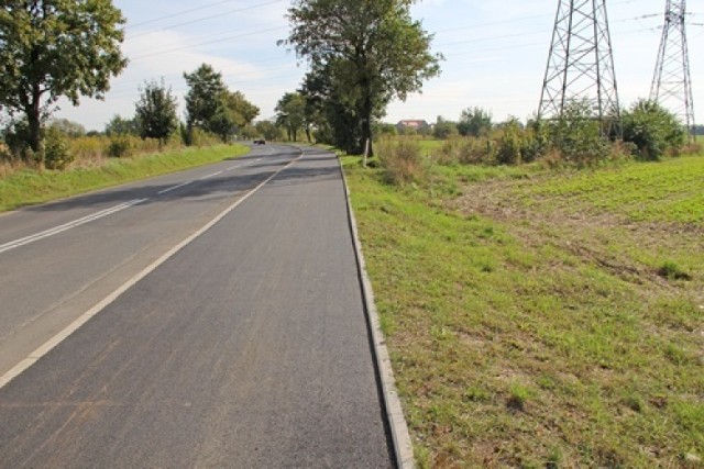 Chodnik przy ulicy Koskowickiej jest już pokryty asfaltem