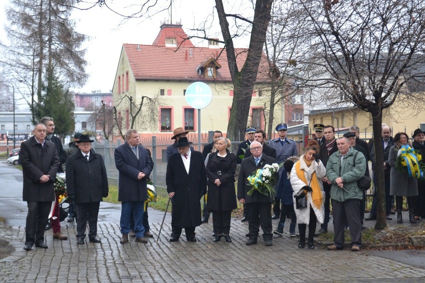 Pod pomnikiem w gliwickim parku spotkały się rodziny,...