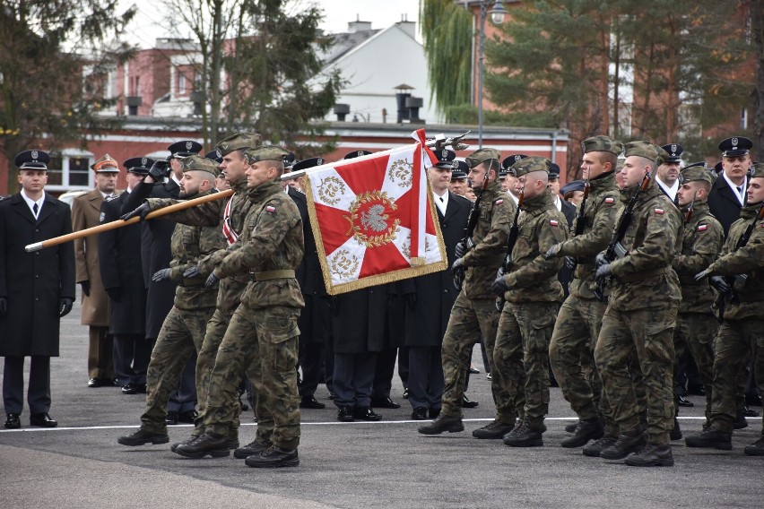 Święto Niepodległości w Malborku. W 22 Bazie Lotnictwa Taktycznego odbyła się uroczysta zbiórka