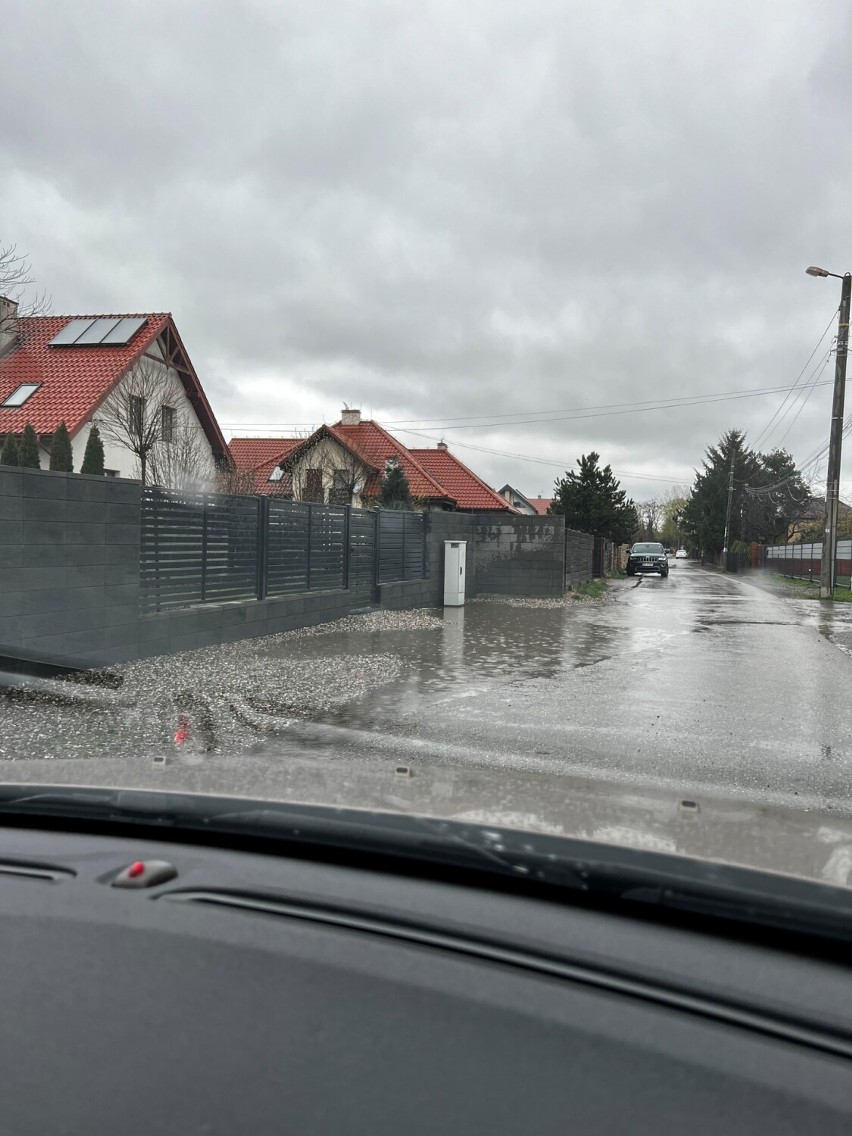 Kraków. Te ulice regularnie nawiedza potop. Winna studzienka, pomocy brak 