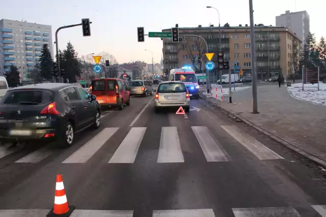 Do potrącenia doszło tuż przed rondem u zbiegu ulic Krakowskiej i Narutowicza.