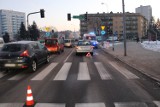 Potrącenie pieszego na ul. Krakowskiej w Tarnowie. 50-letni kierowca peugeota wjechał w 38-latka, który przechodził przez przejście
