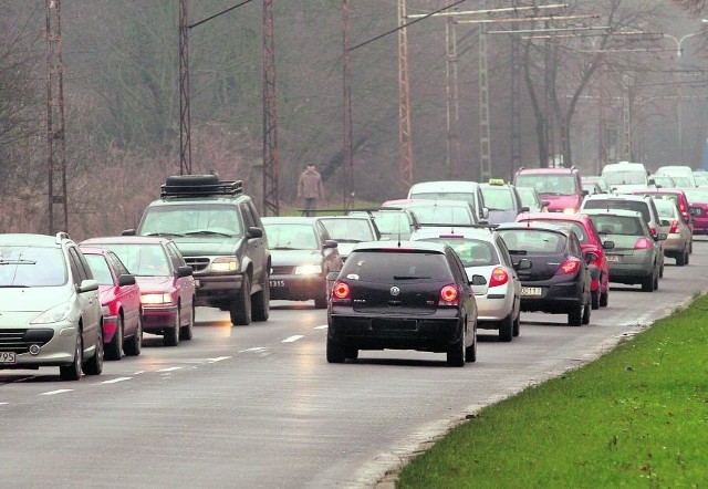 Kierowcy wierzą, że odkręcając tablicę oszukają policję