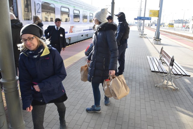 Wolontariusze obdarowują uchodźców w pociągach ze wschodu, które zatrzymują się na stacji w Tarnowie