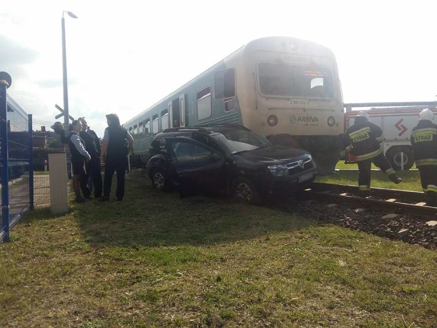 W Wałdowie Szlacheckim pociąg zderzył się z samochodem [zdjęcia]