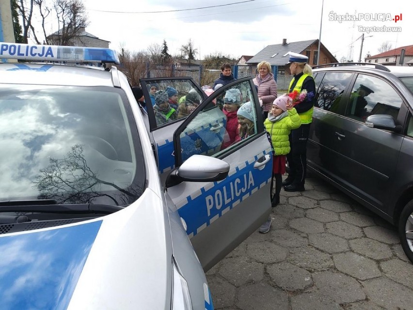 Częstochowa: Policjantka z ruchu drogowego sierz. Małgorzata Makles spotkała się z uczniami i przedszkolakami [ZDJĘCIA]