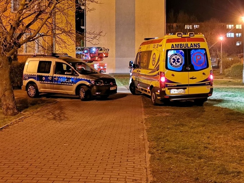 Policjanci weszli do mieszkania przez okno. Co się stało na ulicy Polnej we Włocławku? [zdjęcia]