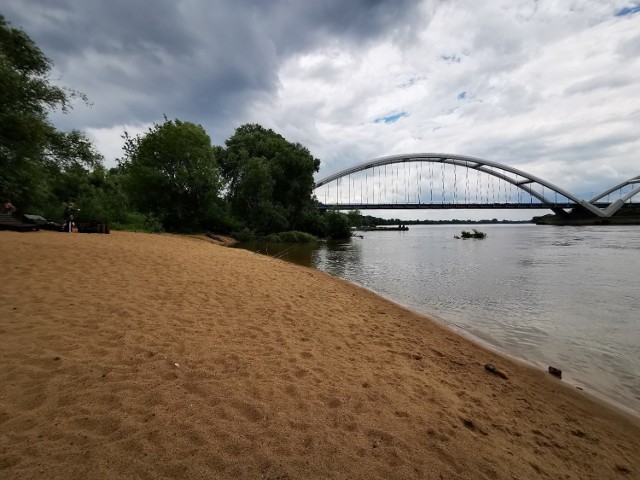 Dobra wiadomość dla wszystkich osób ceniących wypoczynek na łonie natury, nad wodą: mamy kolejną plażę nad Wisłą! W sobotę, 4 lipca, odbyło się oficjalne otwarcie Przystanku Plaża. Zobaczcie, jak wygląda nowe miejsce na Winnicy.