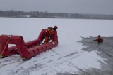 Akcja strażaków na zamarzniętym jeziorze pod Skokami. Co się tam działo?
