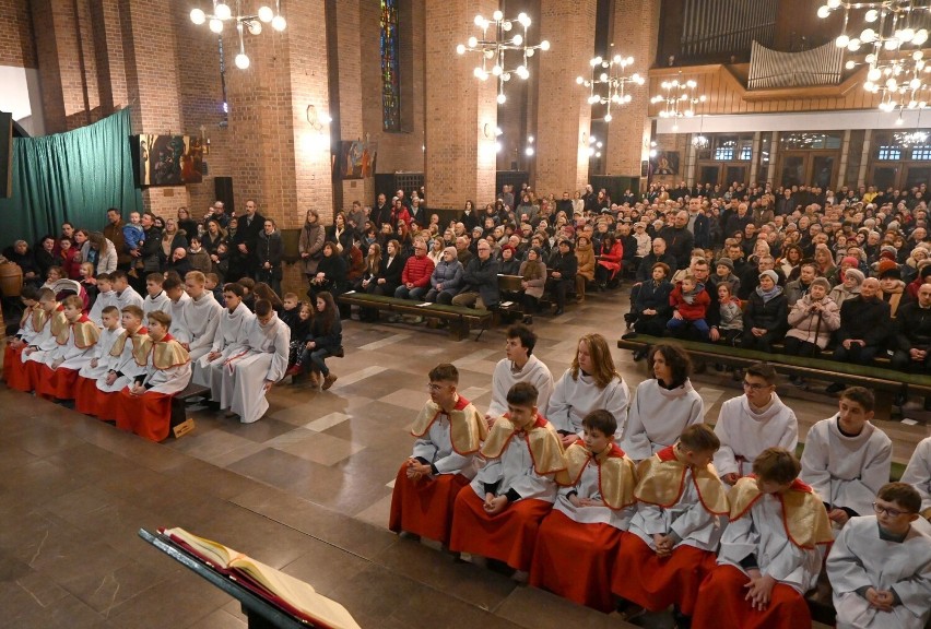 Kapłan umył stopy mężczyznom w sanktuarium w Jaśle. Zobaczcie zdjęcia z Mszy Wieczerzy Pańskiej u ojców franciszkanów