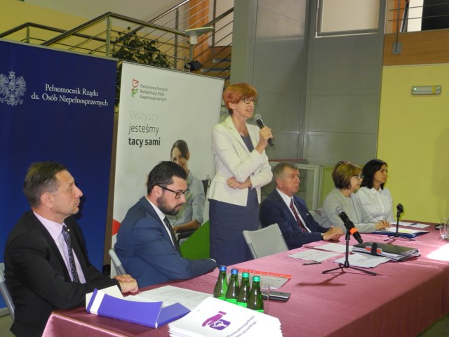 Po konferencji, Elżbieta Rafalska prezentowała program wsparcia niepełnosprawnych przedstawicielom instytucji, na co dzień zajmujących się opieką nad niepełnosprawnymi.