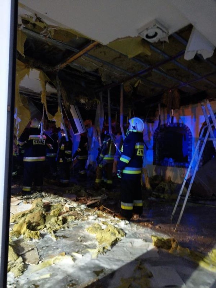 30 strażaków walczyło z pożarem sali bankietowej w Laskowie