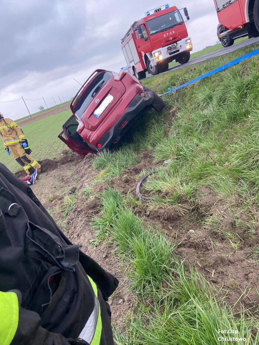 Groźny wypadek pod Obornikami. Pojazd zjechał z drogi i zawisł na skarpie