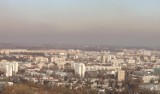 Kraków w poniedziałek trafił do czołówki najbardziej zanieczyszczonych miast świata. Smog truje dziś, ale darmowa komunikacja jutro