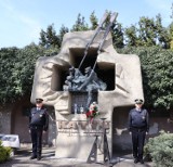 Dzień Pamięci Ofiar Zbrodni Katyńskiej. W Kaliszu złożono kwiaty i znicze przy obelisku w ogrójcu klasztoru oo. jezuitów. ZDJĘCIA