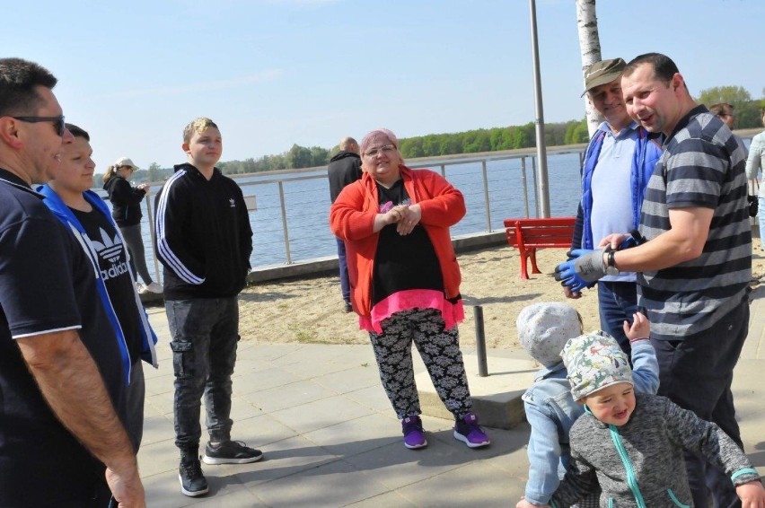 NOWY DĘBIEC. Sprzątanie letniska odbyło się w tym roku w połowie maja. Nowy Dębiec sprzątało około trzydziestu osób [ZDJĘCIA]  