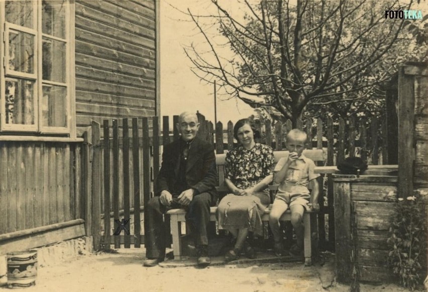 Rodzina Ziętków przed domem we wsi Wawrzyszew, 1940 rok. Dom...