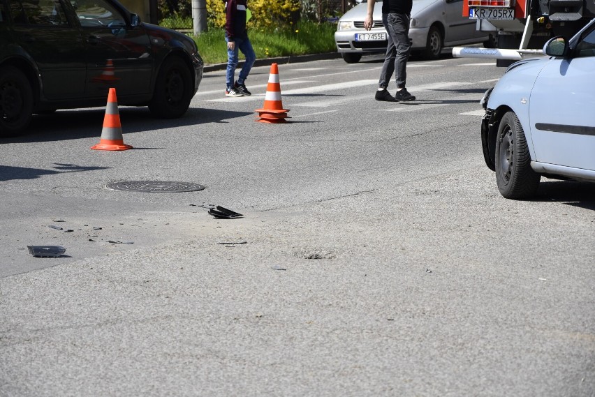 Wypadek w centrum Tarnowa. Na skrzyżowaniu Mościckiego i Pułaskiego zderzyły się dwa samochody. Jedna osoba trafiła do szpitala [ZDJĘCIA]