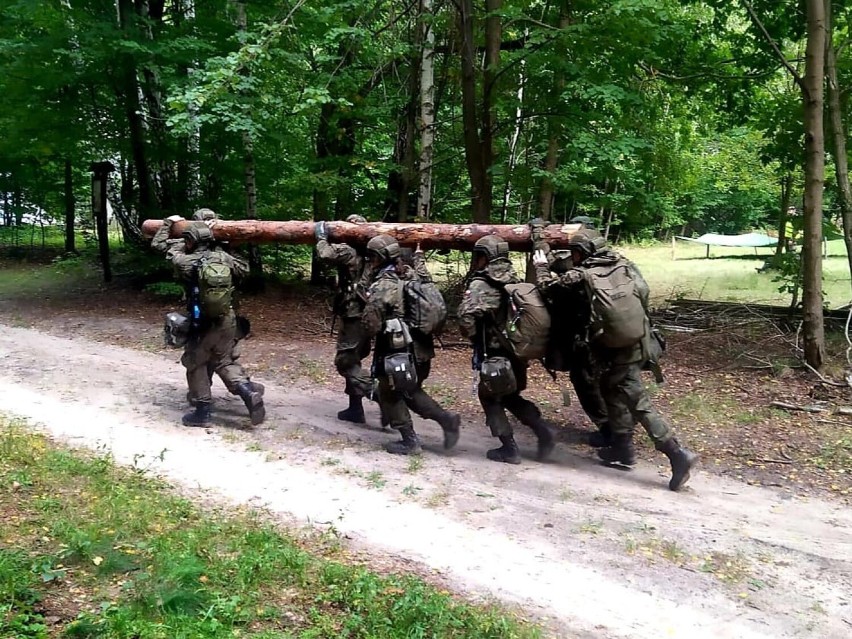 Żołnierze Obrony Terytorialnej z Radomia szkolili się w Bieszczadach. Na zakończenie pokonali górski szlak. Zobacz zdjęcia