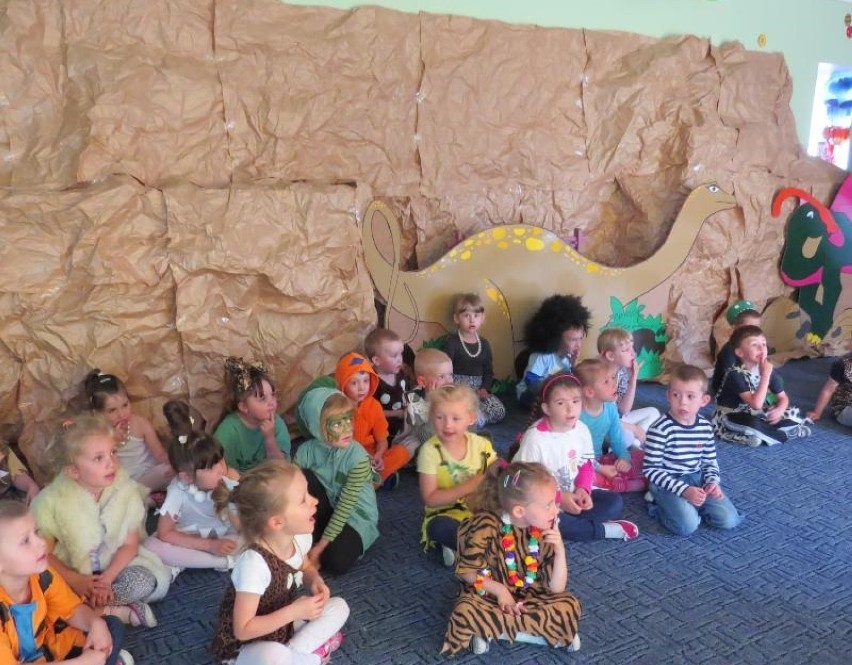 Dzień Dziecka w Malborku. Przedszkole Czerwony Kapturek przeniosło się w czasy dinozaurów
