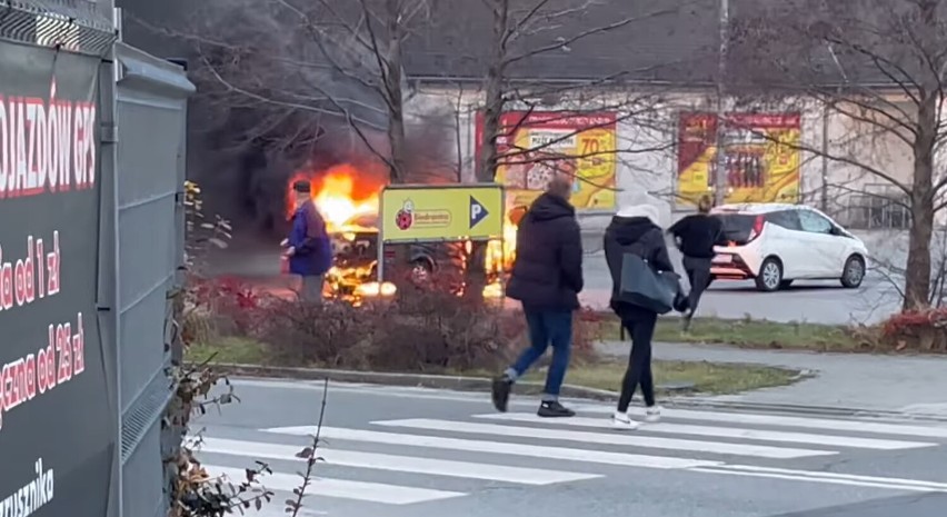 Szokujące sceny w Wodzisławiu Śląskim! Na parkingu Biedronki palił się samochód. Co tam się wydarzyło? Zobacz ZDJĘCIA