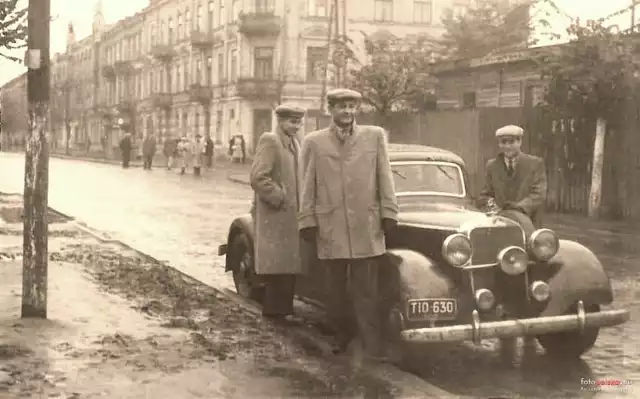 Warszawy, syrenki, zastawy, żuki, trabanty, małe i duże fiaty - te samochody królowały na radomskich ulicach w czasach PRL-u. To właśnie takimi cudami motoryzacji jeździli nasi dziadkowie, rodzice a także my sami. Zobaczcie archiwalne zdjęcia. 

Na zdjęciu: Lata 1950-1952. Ulica Żeromskiego 73

>>>ZOBACZ WIĘCEJ NA KOLEJNYCH SLAJDACH