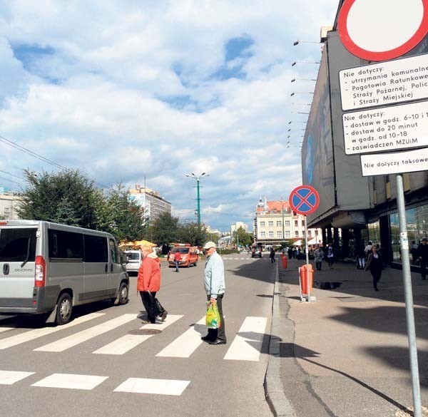 Rynek od strony ul. św. Jana. W ciągu 30 minut przejechało tędy kilkadziesiąt samochodów