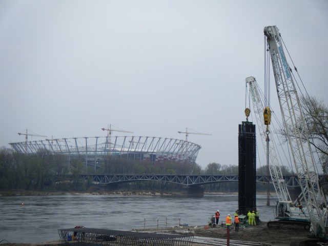 Budowa stacji metra Powiśle (w tle Stadion Narodowy)