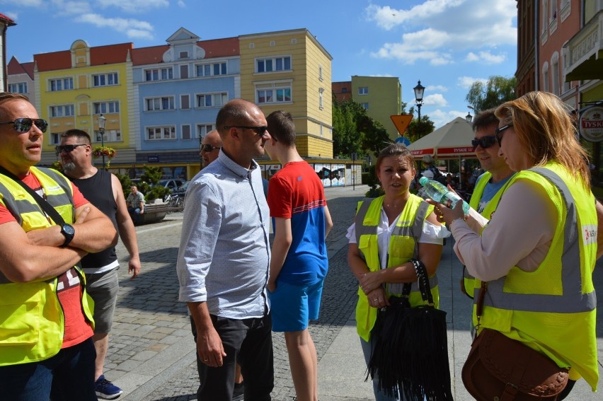 Mieszkańcy Żar stanęli po dwóch stronach barykady.