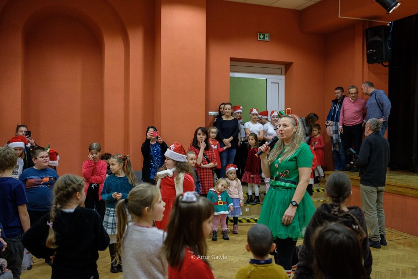 Pełne atrakcji Mikołajki w Pałacu Młodzieży w Tarnowie. Były konkursy z nagrodami, świąteczne piosenki i dużo zabawy
