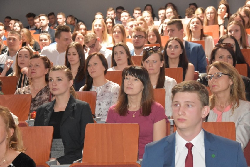 Uczniowie ostatnich klas Zespołu Szkół nr 1 w Wągrowcu odebrali dziś świadectwa [ZDJĘCIA] 