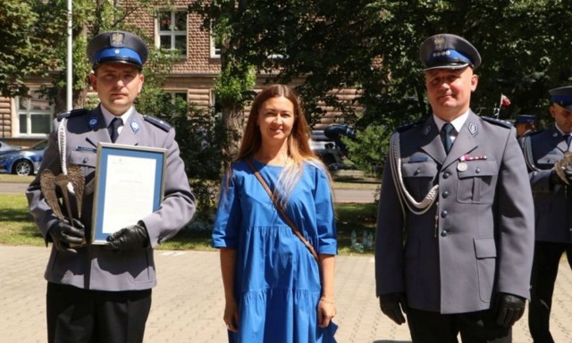 Włodzimierz Starynowicz z szefem pilskiej policji nadkom. Mariuszem Wiśniewskim i Mają Kuźmicz z "Niebieskiej Linii'